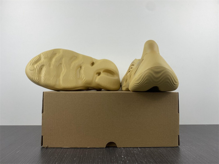 adidas Yeezy Foam RNNR “Desert Sand” GV6843