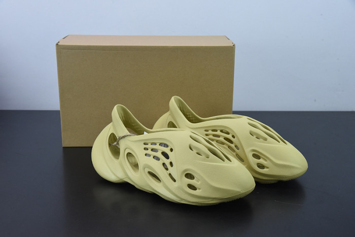 adidas Yeezy Foam RNNR Sulfur GV6775