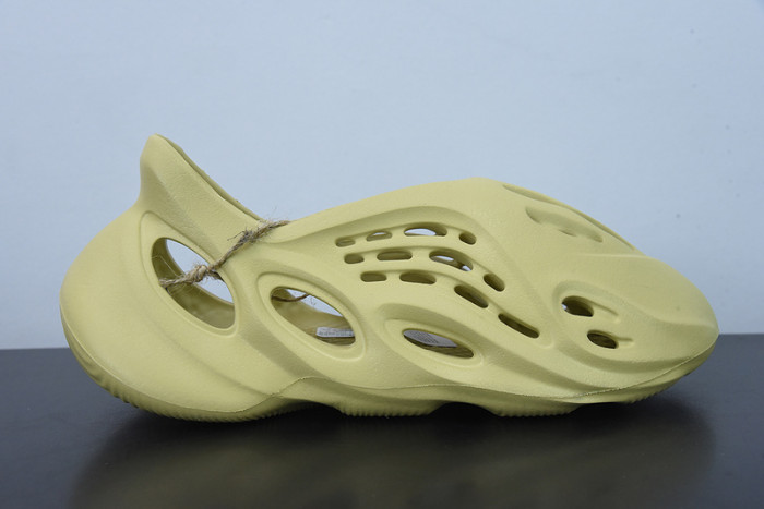 adidas Yeezy Foam RNNR Sulfur GV6775